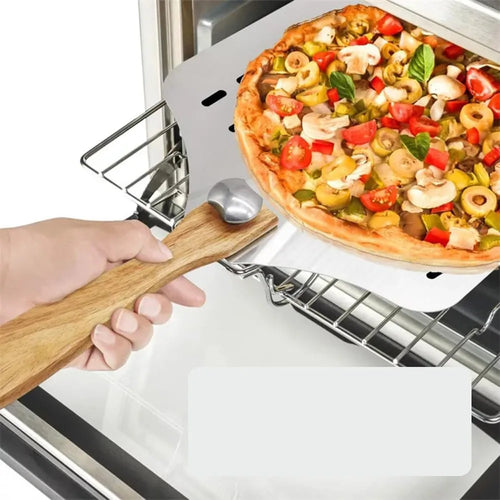 Pelle à pizza perforée, enfournement d'une pizza