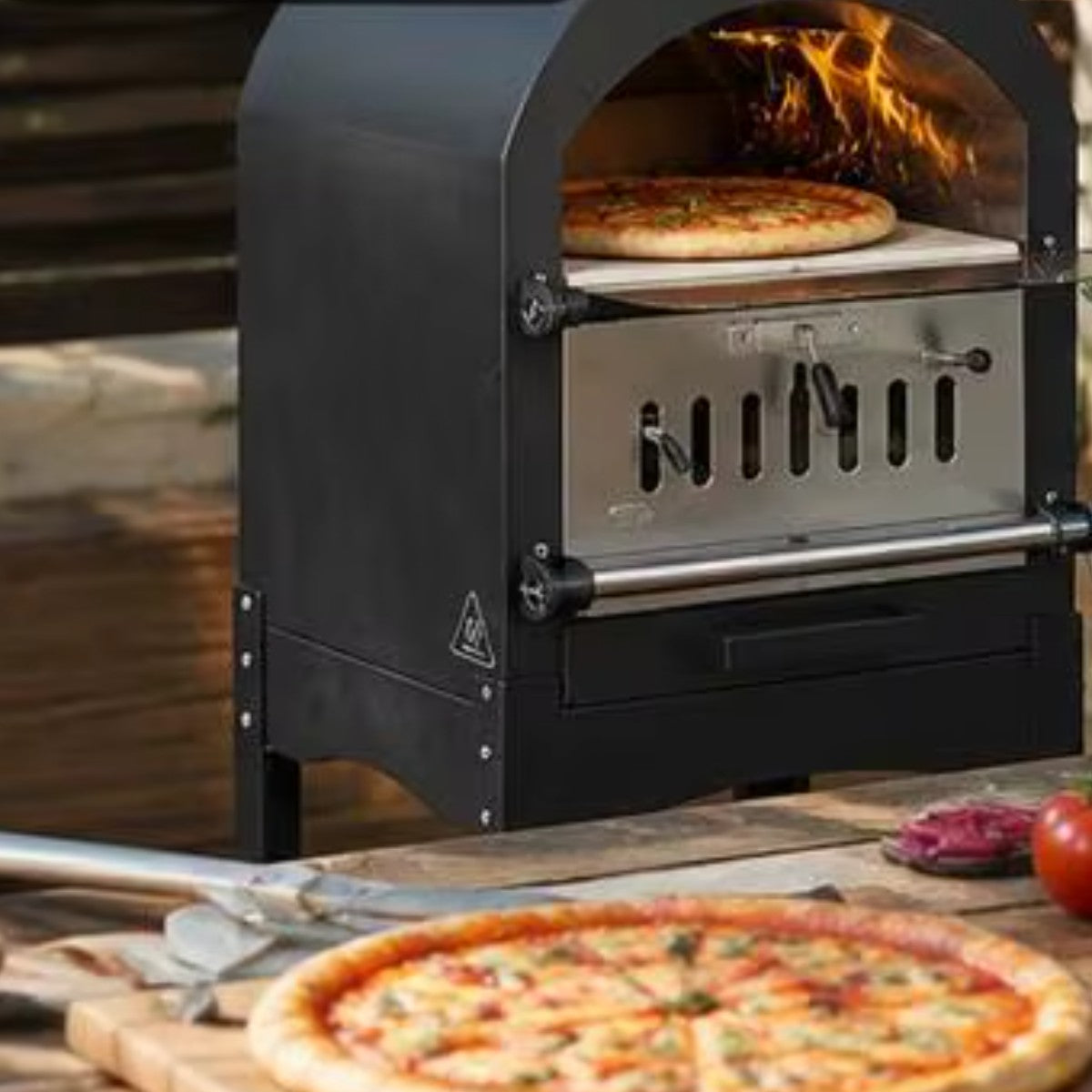 Forno Tour, pizza en cuisson au feu de bois